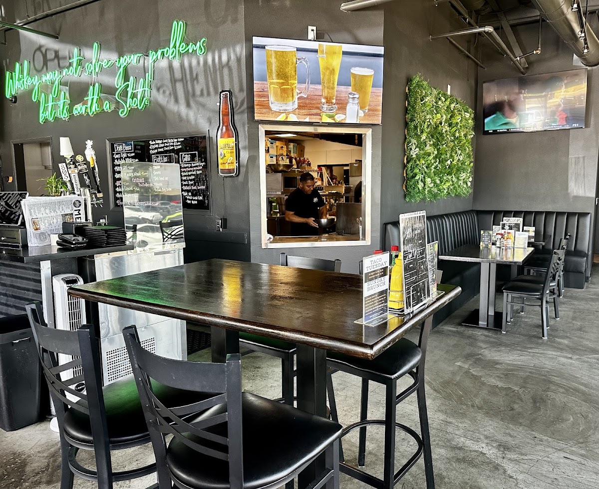 Henry's Bar And Grill